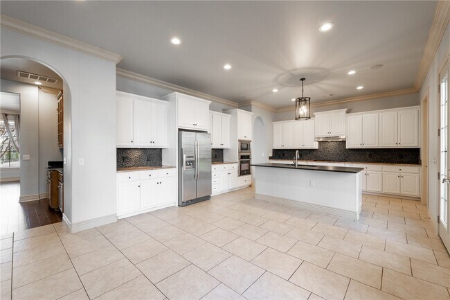 Building Photo - 5106 S Sloan Cir