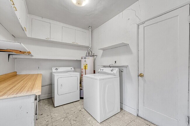 Building Photo - $2,295.00 - 3 Bedrooms, 2 Bathrooms, Singl...