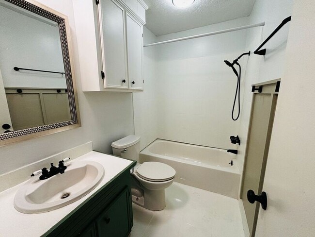 Building Photo - 709 Greenfield Dr