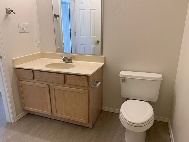 Building Photo - Lovely 3 Bedroom, 2 Bath In The NW!