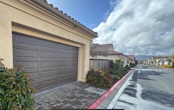 Building Photo - Spacious 3 Bedroom 3 Bath Home