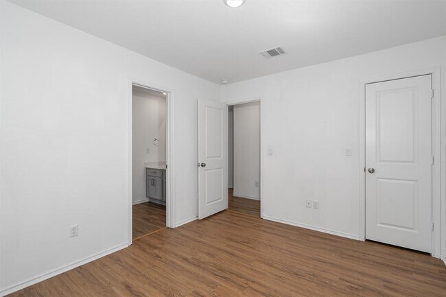 Building Photo - 245 Salt Springs Rd