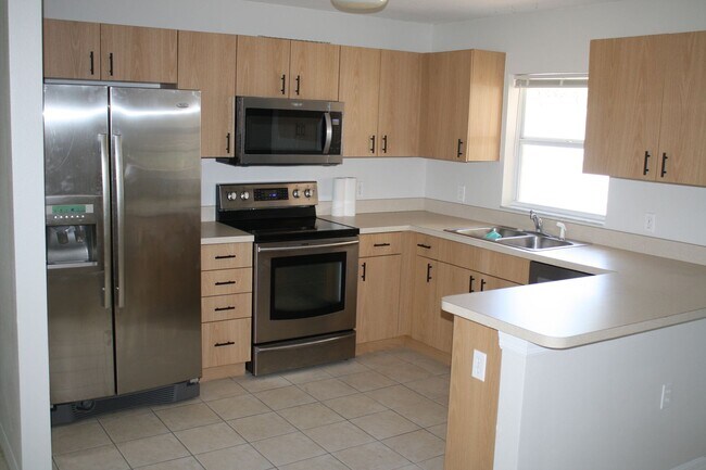 Building Photo - Very nice 4 bedroom 2 bath in beautiful se...