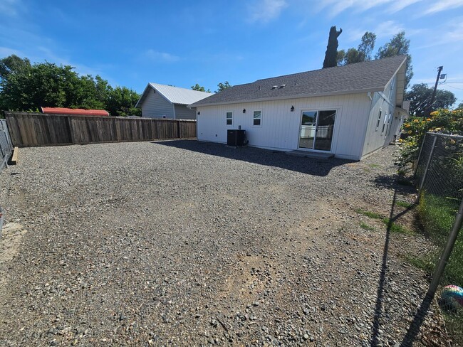 Building Photo - 3 Bedroom 2 Bathroom Duplex for Rent in Corning!