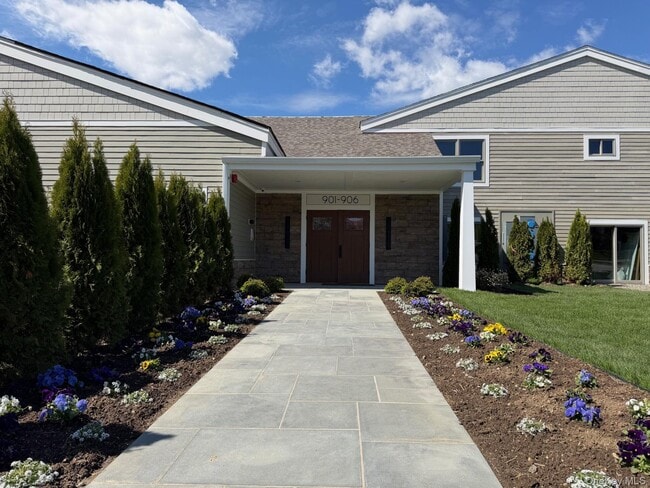 Building Photo - 905 Oakridge Cmns