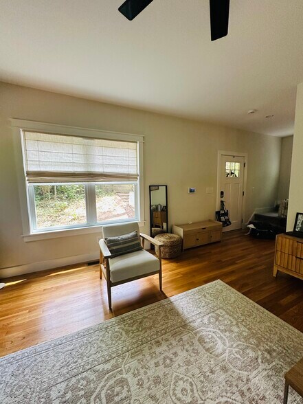 Building Photo - 2427 Winburn Ave