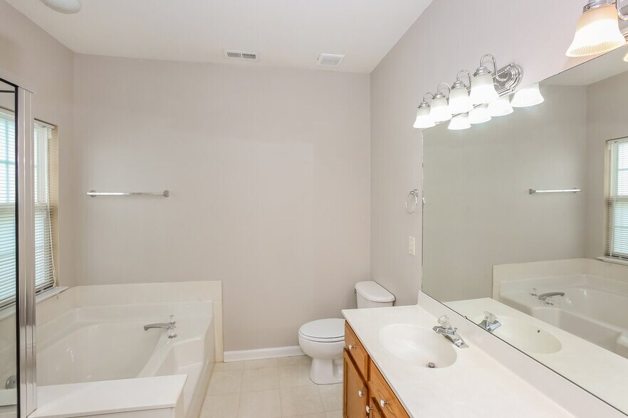 Building Photo - 9908 Spring Park Dr