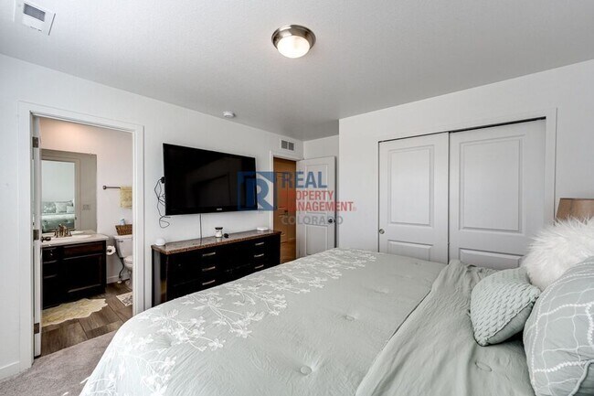 Building Photo - 960 S De Gaulle Ct