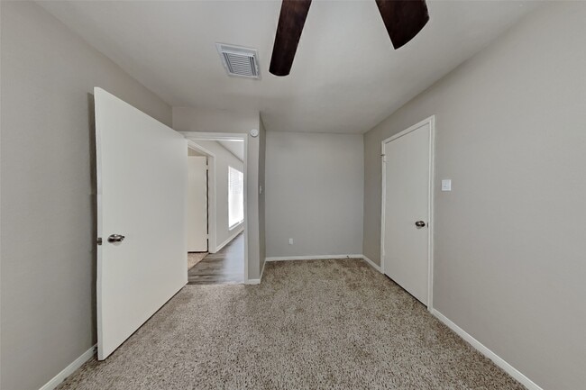 Building Photo - 9615 Orangevale Dr