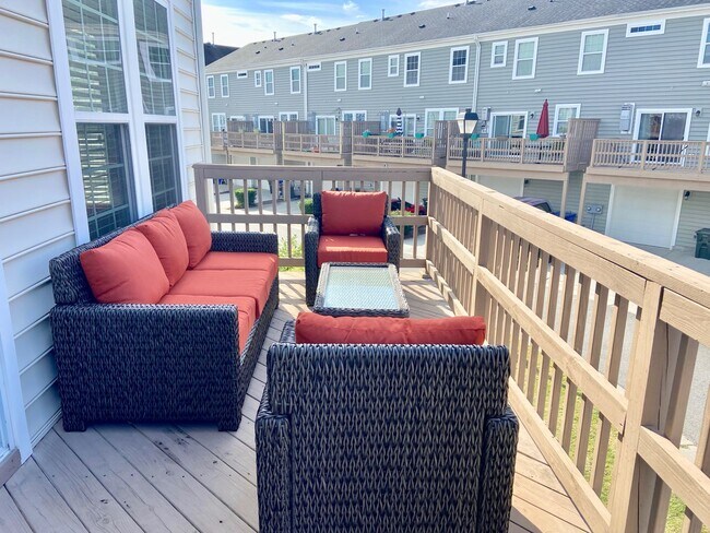 Building Photo - 4BD/3.5BA Gorgeous End Unit Townhouse with...