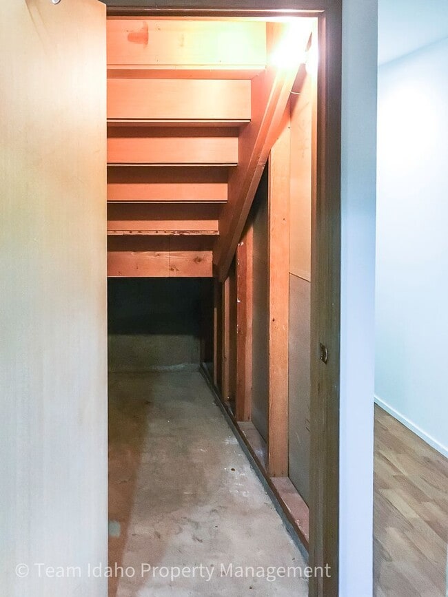 Building Photo - Taylor Ave Tri-Plex