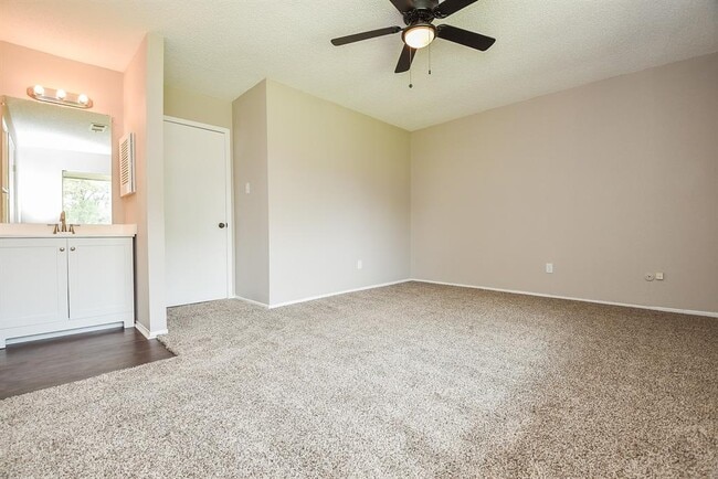 Building Photo - 5809 Village Forest Ct