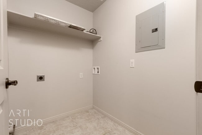 Building Photo - MOVE-IN SPECIAL $100 OFF FIRST MONTH'S REN...