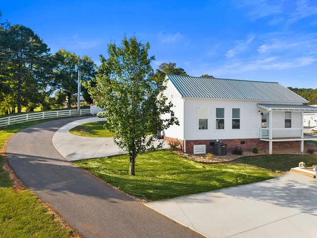 Building Photo - 219 Auttie Cir