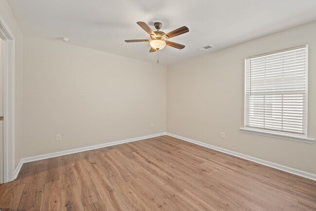 Building Photo - Stunning New Home in Enclave section Chateau