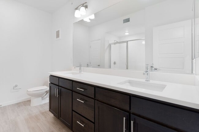 Building Photo - 2BR Condo w/ Fireplace, In-Unit Laundry & A/C in Parker