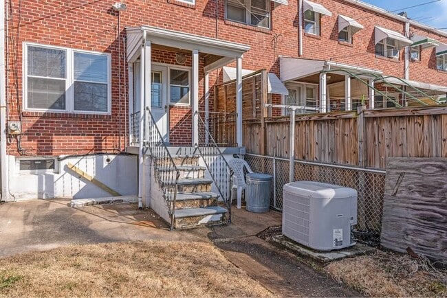 Building Photo - 114 Riverthorn Rd