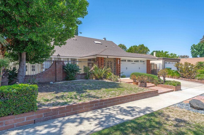 Building Photo - Spacious Elegance in the Heart of Irvine