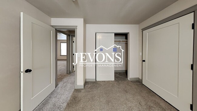 Building Photo - Spacious 4-bedroom home with fully equippe...