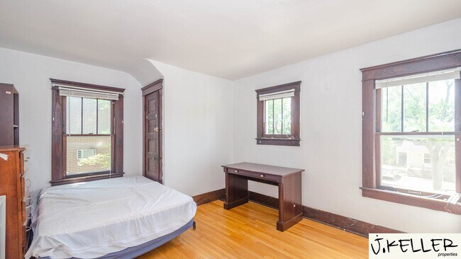 Building Photo - 931 Dewey Ave