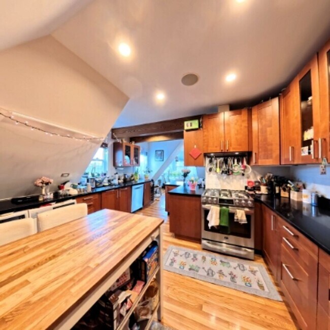 Building Photo - Large Unit in brookline Village, In-Unit Washer and Dryer, One Parking Space is Included