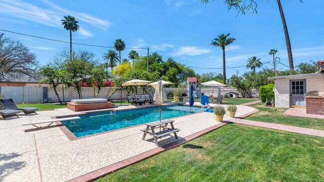 Building Photo - 1021 W Encanto Blvd