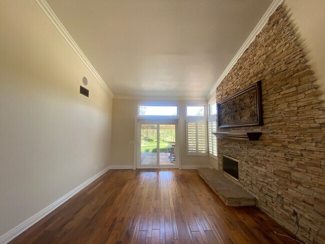 Building Photo - 2 Bedroom, 2 Bath Home with Golf Course View!