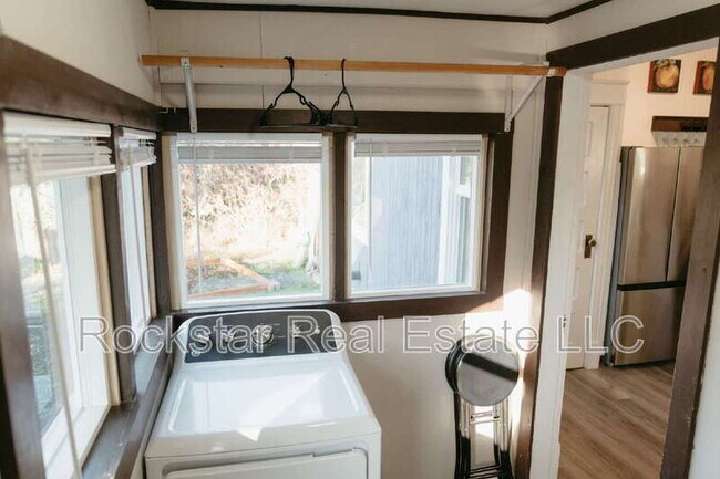 Building Photo - 1307 W Cleveland Ave