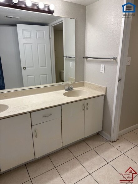 Building Photo - 915 S Seminole Dr