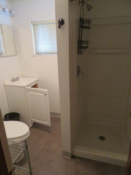 Bathroom - 1018 Bridge Rd