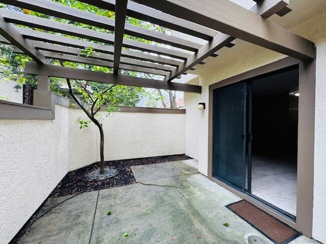 Building Photo - Wonderful 3 bedroom townhome in Main Chance Estates