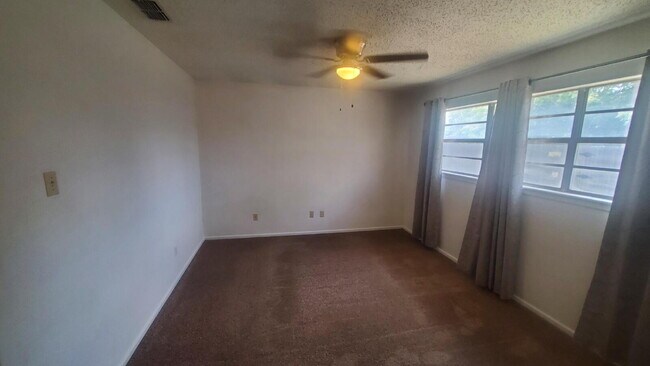 Building Photo - Centrally Located/ Convenient to Major Tho...