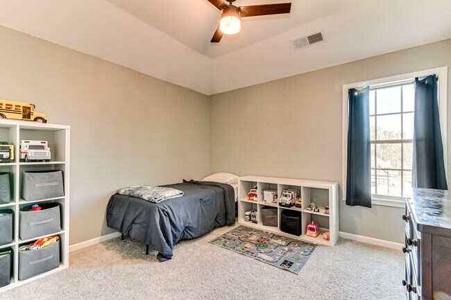 Building Photo - Two Story home in Quaker Knoll! Ready now !
