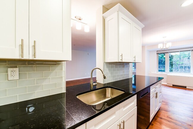 Building Photo - Spacious 2 Bedroom, 2 bath condo. Enjoy be...