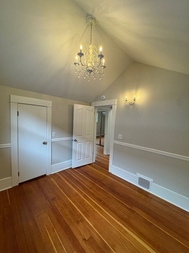 Building Photo - Warm & cozy 5 bed 2.5 bath home in the hea...