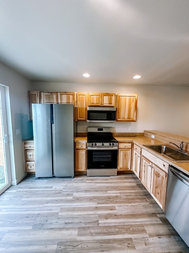 Building Photo - Newer Duplex for Rent Between Twin Bridges and Sheridan!