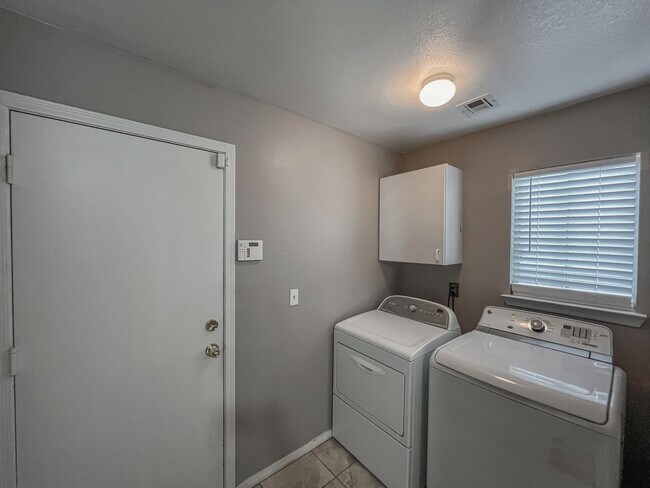 Building Photo - Spacious 4-Bedroom Home in Prime Green Val...