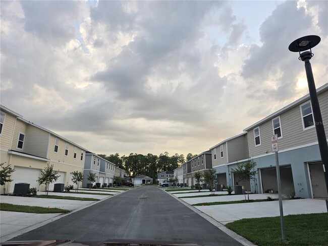 Building Photo - 9835 Walkway Dr