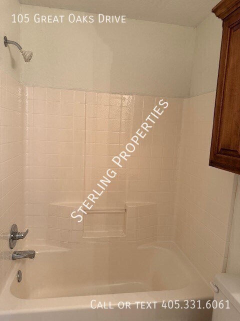 Building Photo - 105 Great Oaks Dr