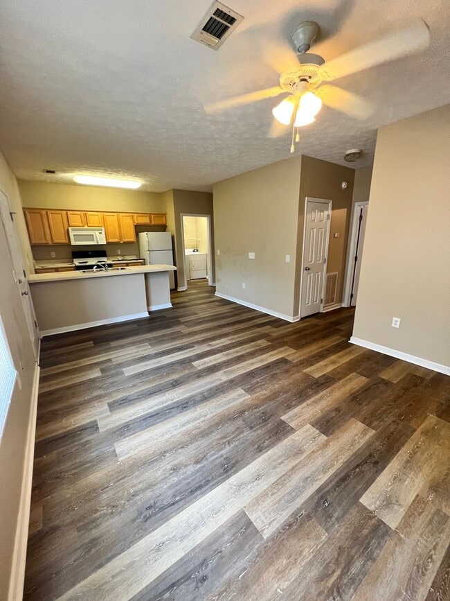 Building Photo - 303 N Ross St