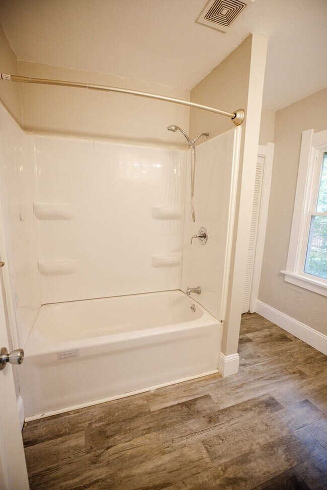Building Photo - Very nice three bedroom 2 bathroom house available for rent!