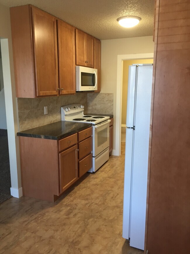 Building Photo - Updated 2 Bedroom Townhome for Rent in Loveland: Shared Garage, Patio, Washer/Dryer Hookups