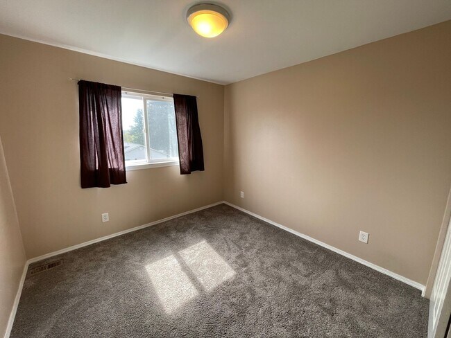 Building Photo - Beautiful 3 Bedroom Home, Pet Friendly!