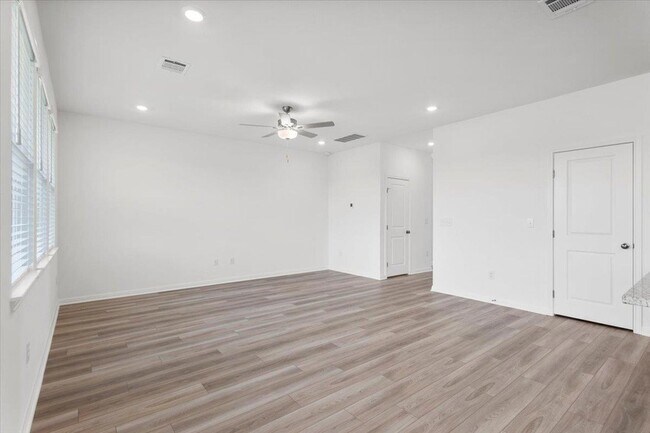 Building Photo - 5800 Beverly Pr Rd