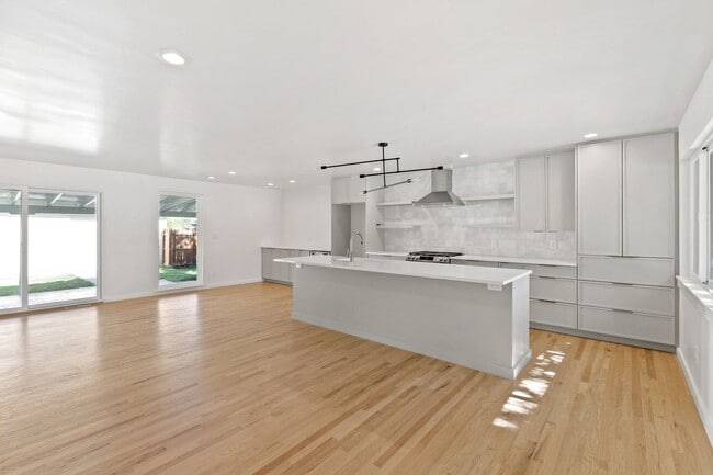 Building Photo - Incredible 4 bedroom Home in Southeast Denver
