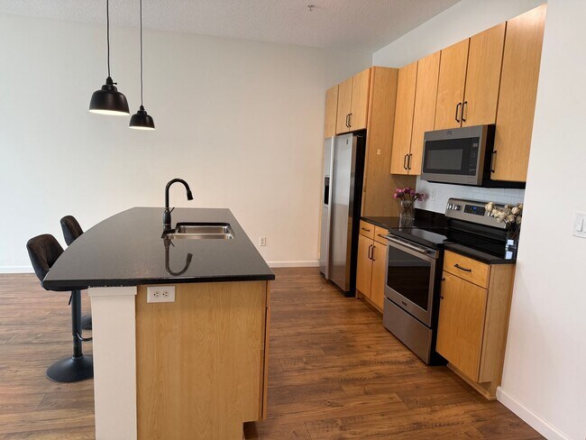 Building Photo - Luxury Condo Living in the Heart of Excelsior & Grand - Underground parking -Available NOW!