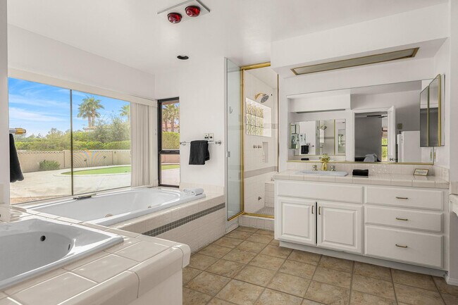 Building Photo - 5901 E Cactus Wren Rd