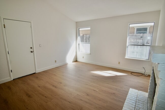 Building Photo - 4400 Sunrise Ct