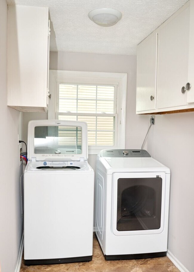 Building Photo - Spacious 4BR/2BA Furnished Home w/ Utilities, Mini Gym & Large Fenced Yard – Pinefield, Waldorf MD