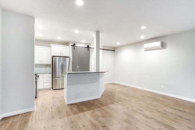 Building Photo - Beautiful 3 Bed, 2.5 Bath Rental Home in H...